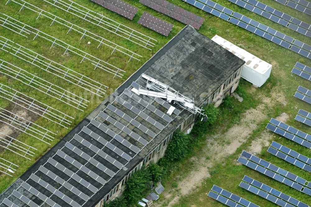 Magdeburg von oben - Sturmschäden in Photovoltaik- Paneel- Reihen des Solarpark bzw. Solarkraftwerk im Ortsteil Gewerbegebiet Nord in Magdeburg im Bundesland Sachsen-Anhalt, Deutschland