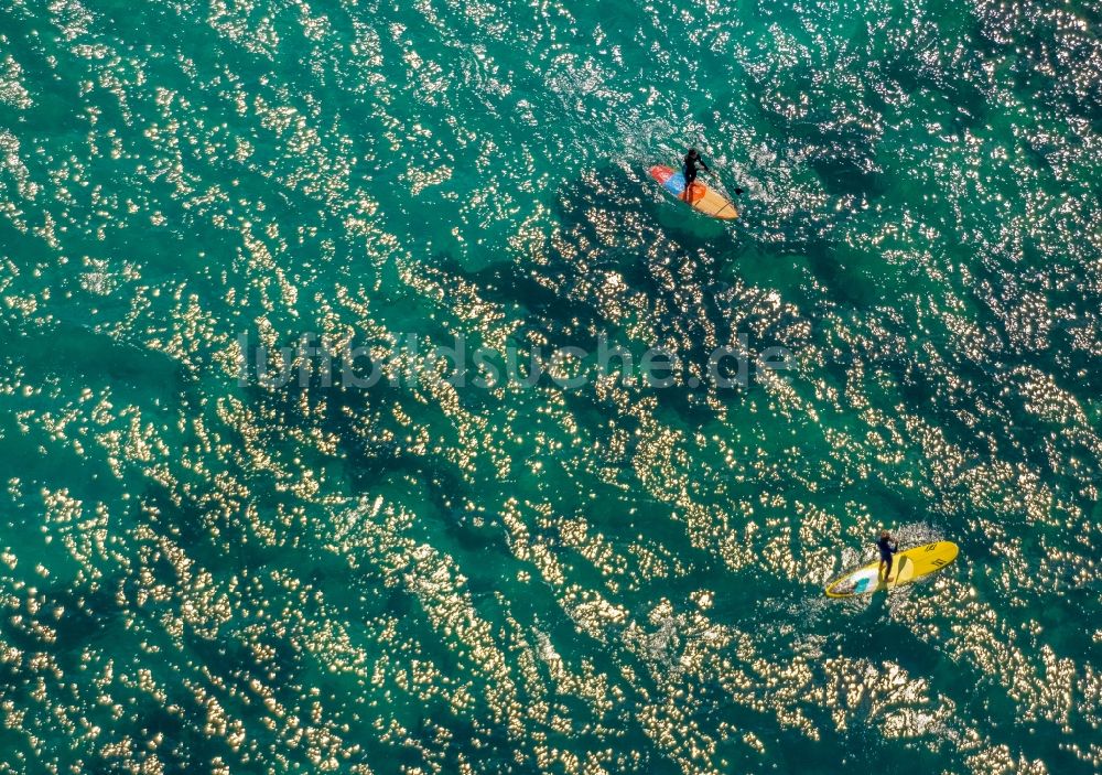 Son Real aus der Vogelperspektive: SUP Board Sportboot in Fahrt in der Bucht von Alcudia in Son Real in Balearische Insel Mallorca, Spanien