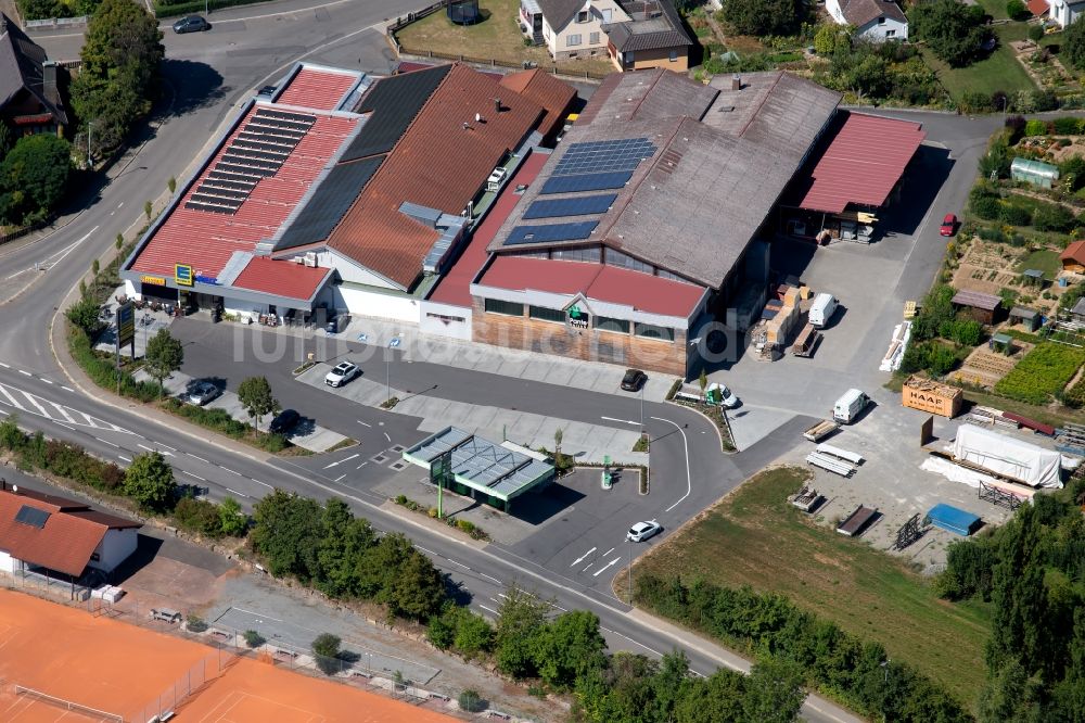 Grünsfeld von oben - Supermarkt Edeka aktiv Dürr und das Gebäude der Zimmerei Panter Holzbau GmbH am Gartenweg in Grünsfeld im Bundesland Baden-Württemberg, Deutschland