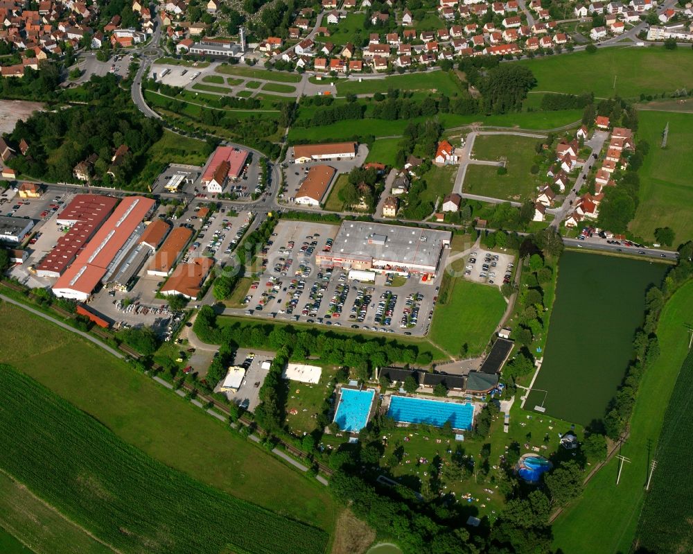 Luftbild Feuchtwangen - Supermarkt Kaufland Feuchtwangen und Natur- Und Solarfreibad Schleifweiher in Feuchtwangen im Bundesland Bayern, Deutschland