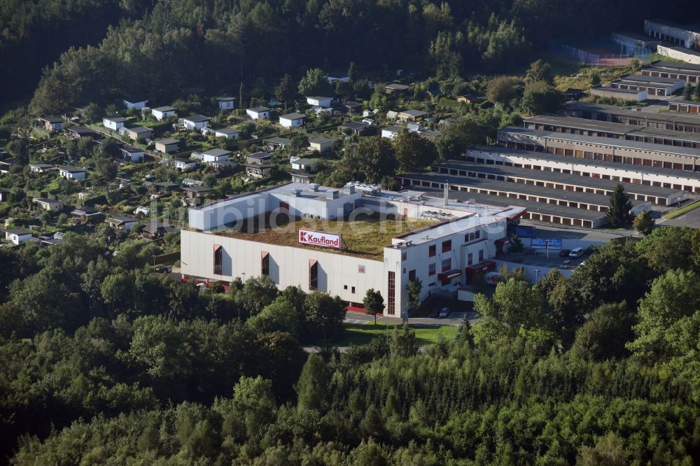 Luftaufnahme Aue - Supermarkt Kaufland im Wohngebiet Brünlasberg im Westen von Aue im Bundesland Sachsen