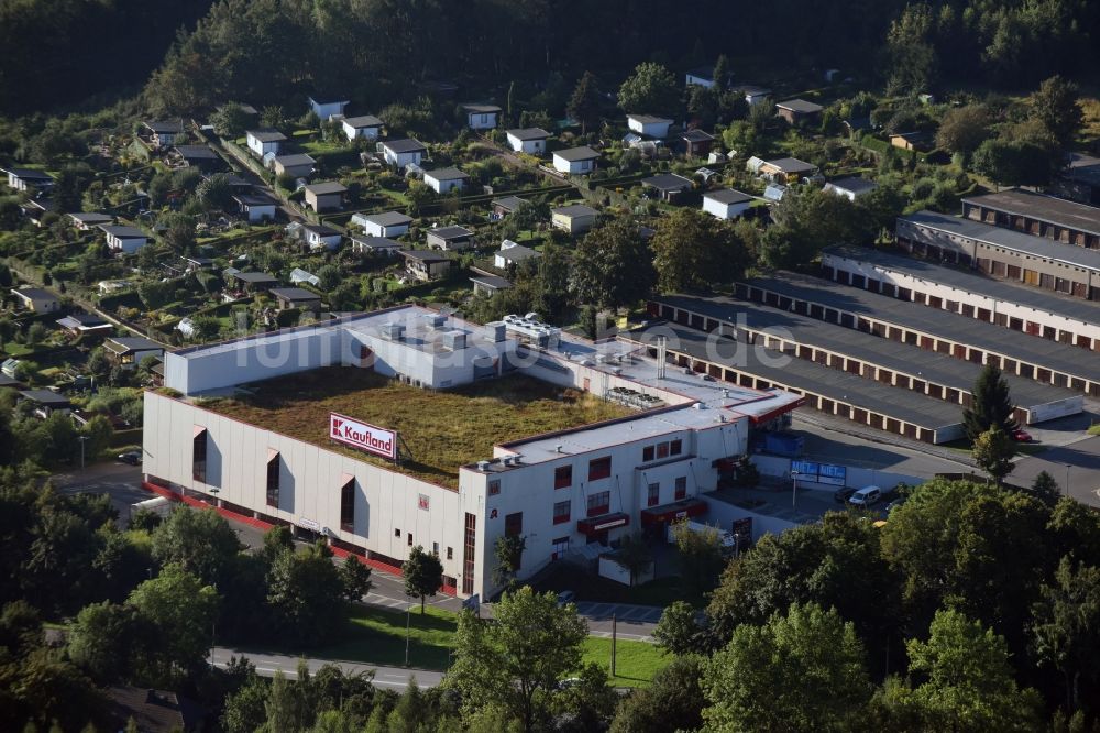 Aue von oben - Supermarkt Kaufland im Wohngebiet Brünlasberg im Westen von Aue im Bundesland Sachsen