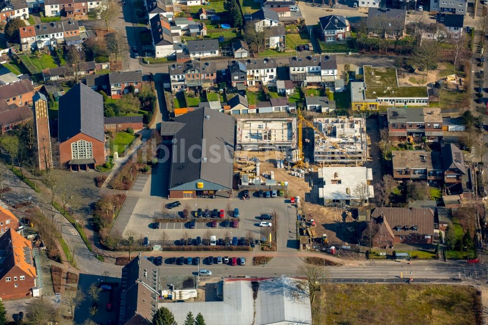 Neukirchen-Vluyn aus der Vogelperspektive: Supermarkt Netto Marken-Discount, Kirche St.Quirinus und Baustellen an der Max-von-Schenkendorfstr. im Stadtteil Neukirchen in Neukirchen-Vluyn im Bundesland Nordrhein-Westfalen