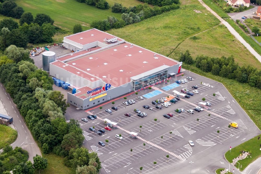 Luftbild Scheibenhard - Supermarkt und Parkplatz des Carrefour Market Scheibenhard in Scheibenhard in Grand Est, Frankreich