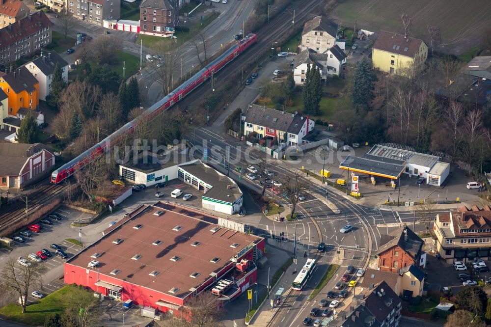 Witten von oben - Supermarkt und Tankstelle an der Hörder Straße am Crengeldanz in Witten im Bundesland Nordrhein-Westfalen