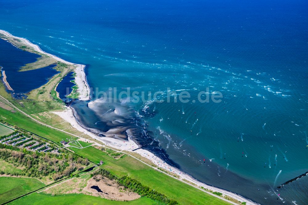 Puttgarden aus der Vogelperspektive: Surfer - Kitesurfer in Fahrt Grüner Brink in Puttgarden im Bundesland Schleswig-Holstein, Deutschland