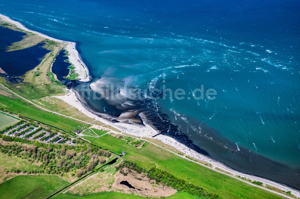 Luftbild Puttgarden - Surfer - Kitesurfer in Fahrt Grüner Brink in Puttgarden im Bundesland Schleswig-Holstein, Deutschland