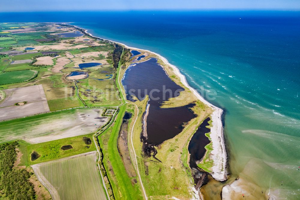 Luftaufnahme Puttgarden - Surfer - Kitesurfer in Fahrt Grüner Brink in Puttgarden im Bundesland Schleswig-Holstein, Deutschland