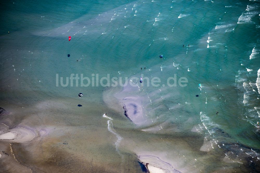 Puttgarden aus der Vogelperspektive: Surfer - Kitesurfer in Fahrt Grüner Brink in Puttgarden im Bundesland Schleswig-Holstein, Deutschland