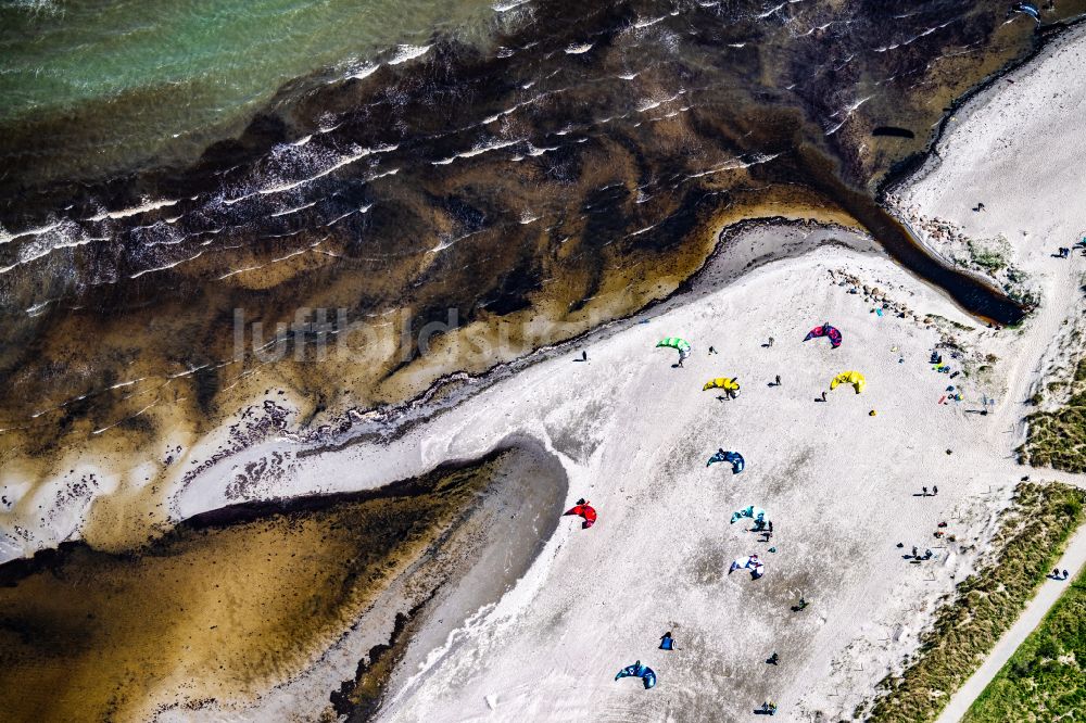 Luftaufnahme Puttgarden - Surfer - Kitesurfer in Fahrt Grüner Brink in Puttgarden im Bundesland Schleswig-Holstein, Deutschland