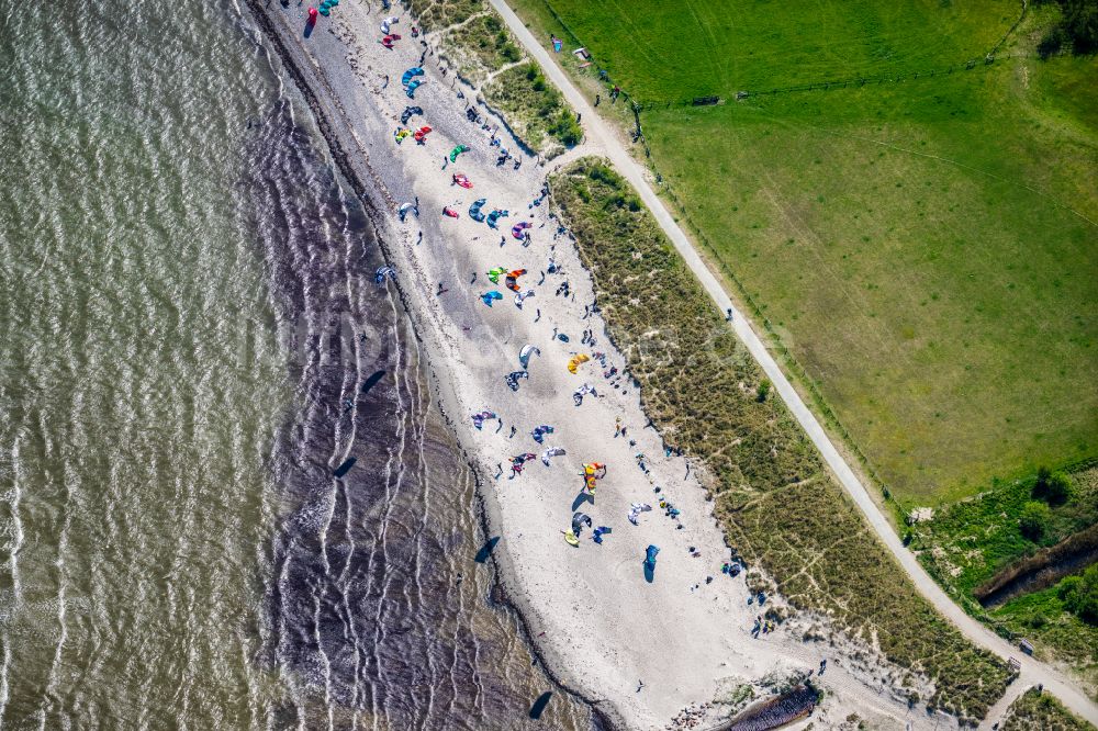 Puttgarden aus der Vogelperspektive: Surfer - Kitesurfer in Fahrt Grüner Brink in Puttgarden im Bundesland Schleswig-Holstein, Deutschland