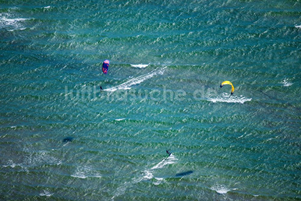 Neustadt in Holstein aus der Vogelperspektive: Surfer - Kitesurfer in Fahrt Pelzerhaken in Neustadt in Holstein im Bundesland Schleswig-Holstein, Deutschland