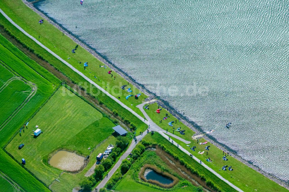 Luftaufnahme Fehmarn - Surfer - Kitesurfer in Fahrt Strand Gollendorf in Fehmarn im Bundesland Schleswig-Holstein, Deutschland