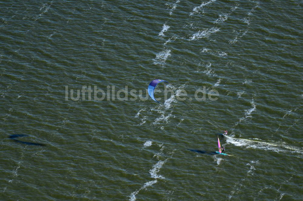 Born am Darß von oben - Surfer - Kitesurfer und Segler in Fahrt auf dem Barther Bodden in Born am Darß im Bundesland Mecklenburg-Vorpommern, Deutschland