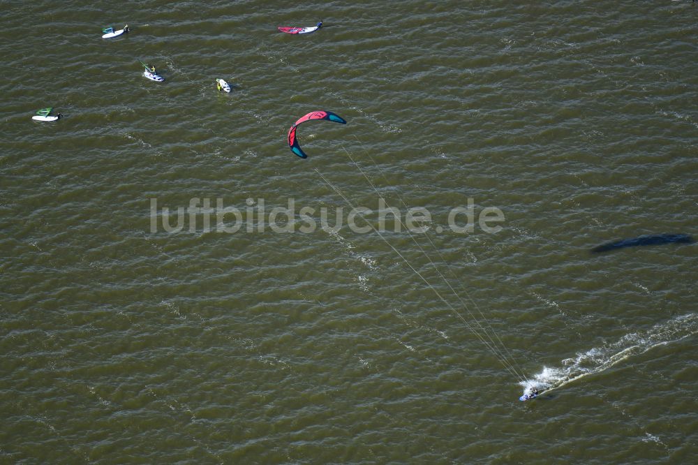 Born am Darß aus der Vogelperspektive: Surfer - Kitesurfer und Segler in Fahrt auf dem Barther Bodden in Born am Darß im Bundesland Mecklenburg-Vorpommern, Deutschland