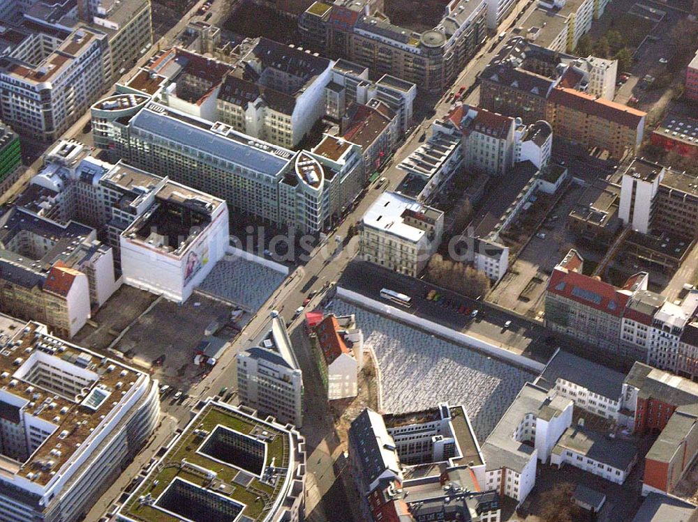 Berlin aus der Vogelperspektive: Symbolisches Kreuzfeld (Kunstruktion) auf dem Gelände des Ceck Point Charle in Berlin Mitte