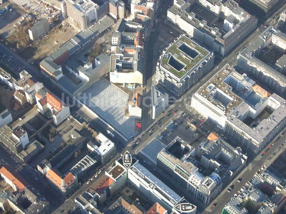 Luftaufnahme Berlin - Symbolisches Kreuzfeld (Kunstruktion) auf dem Gelände des Ceck Point Charle in Berlin Mitte