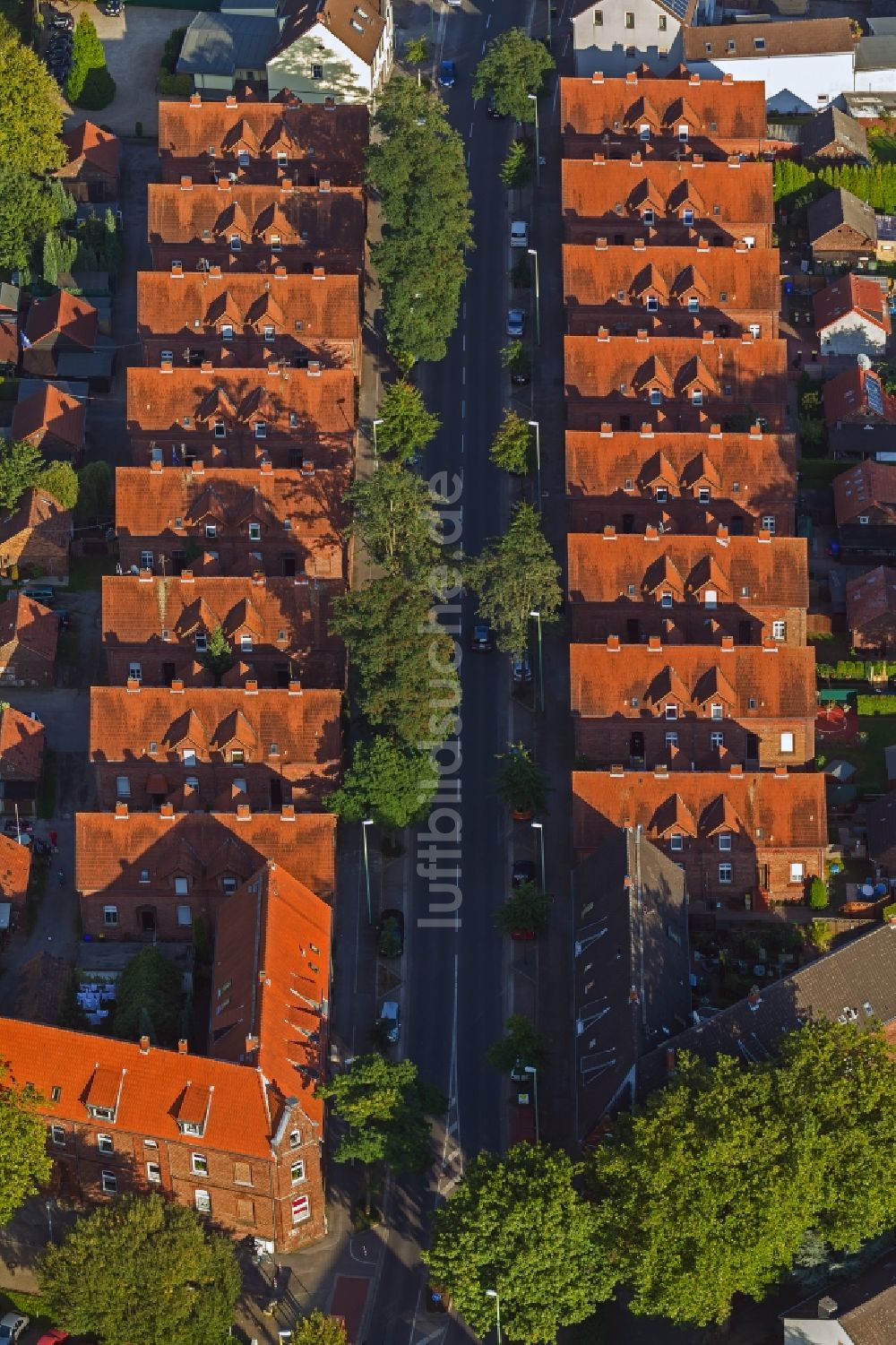 Gladbeck von oben - Symmetrich erbaute Mehrfamilien - Häuser in der Kirchhellener Straße in Gladbeck im Bundesland Nordrhein-Westfalen