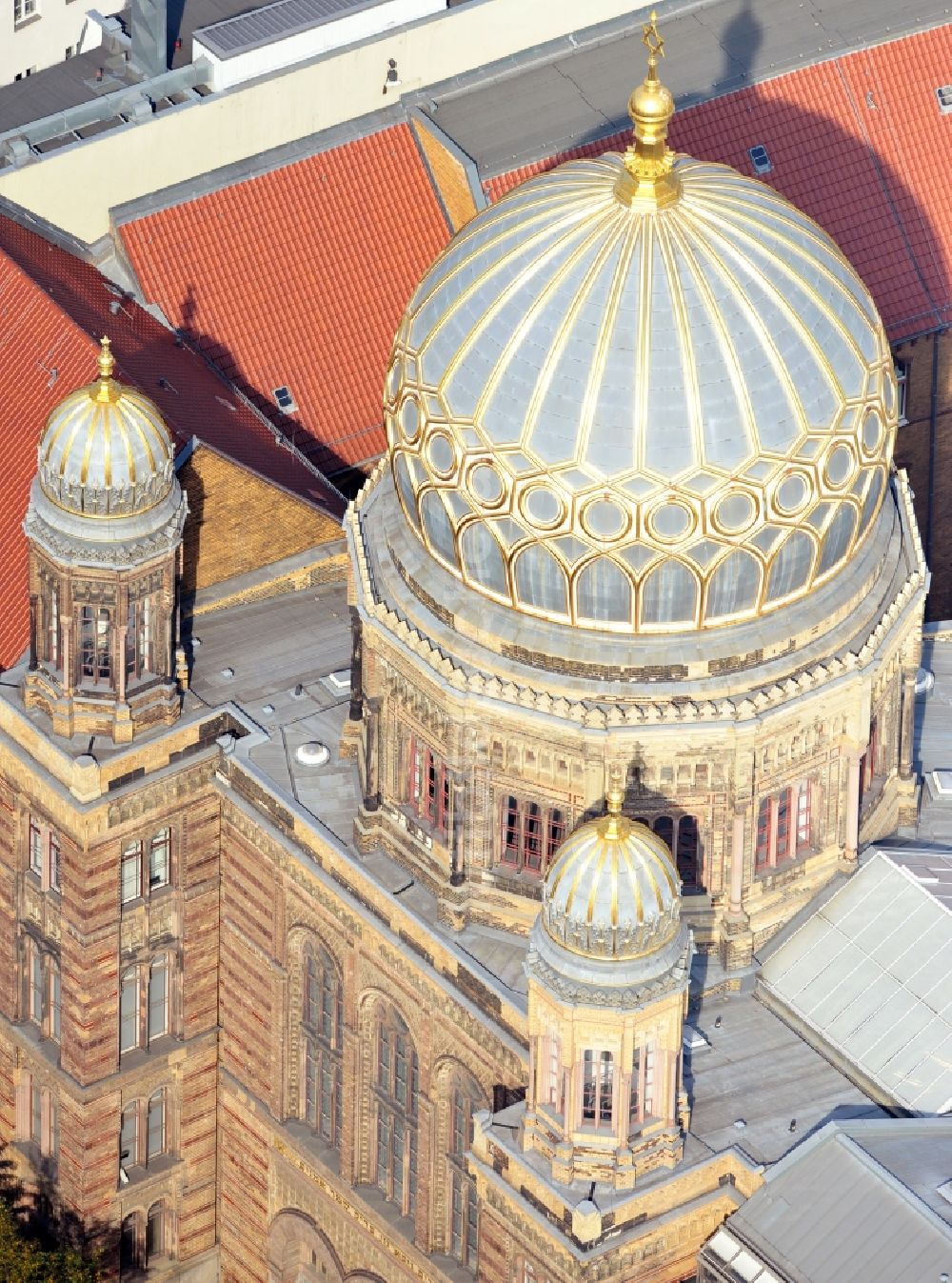 Berlin von oben - Synagogen- Gebäude der jüdischen Gemeinde Stiftung Neue Synagoge Berlin - Centrum Judaicum an der Oranienburger Straße im Ortsteil Mitte in Berlin, Deutschland