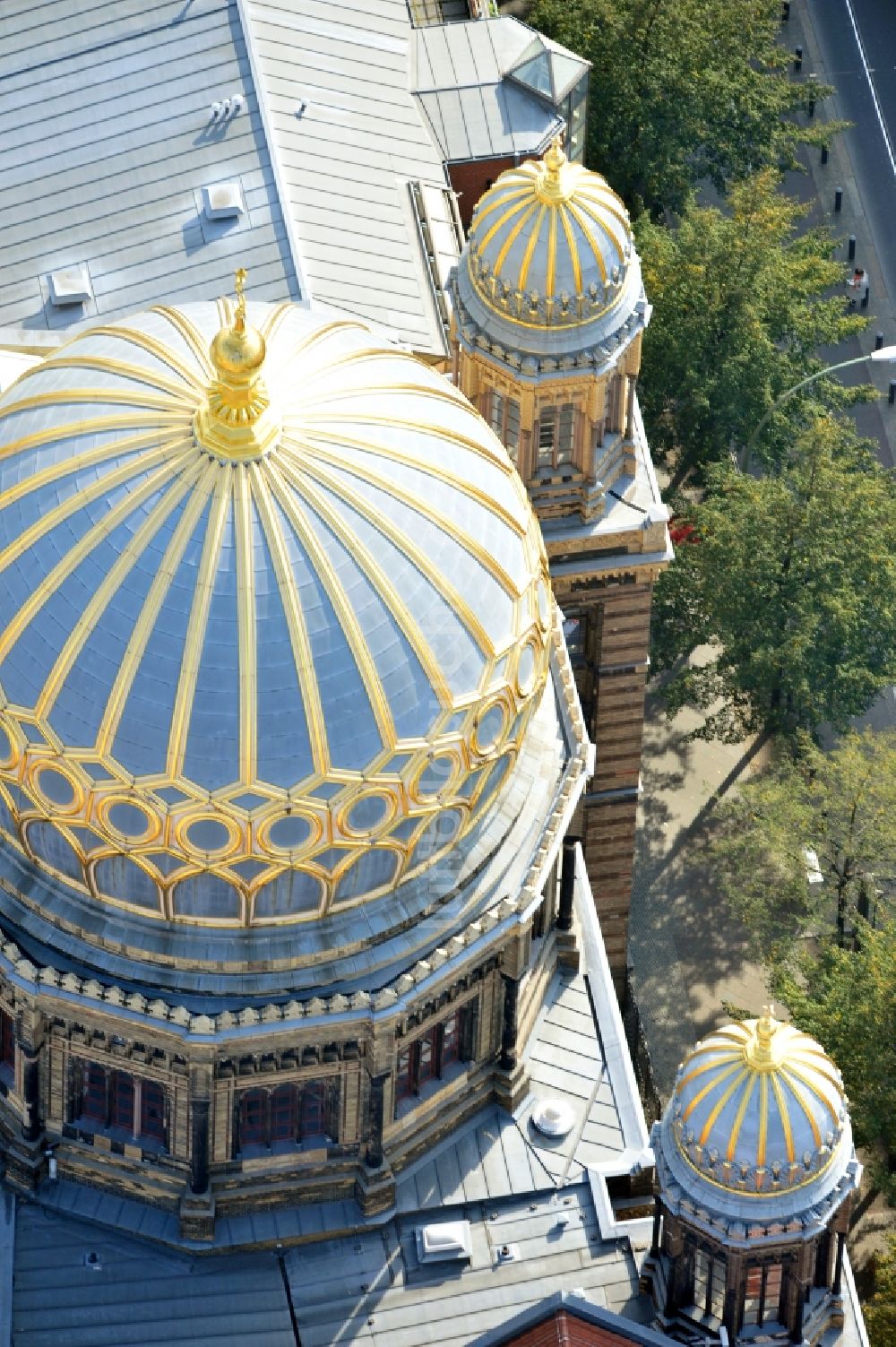 Berlin von oben - Synagogen- Gebäude der jüdischen Gemeinde Stiftung Neue Synagoge Berlin - Centrum Judaicum an der Oranienburger Straße im Ortsteil Mitte in Berlin, Deutschland