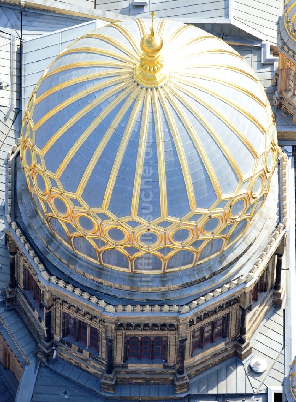 Berlin aus der Vogelperspektive: Synagogen- Gebäude der jüdischen Gemeinde Stiftung Neue Synagoge Berlin - Centrum Judaicum an der Oranienburger Straße im Ortsteil Mitte in Berlin, Deutschland