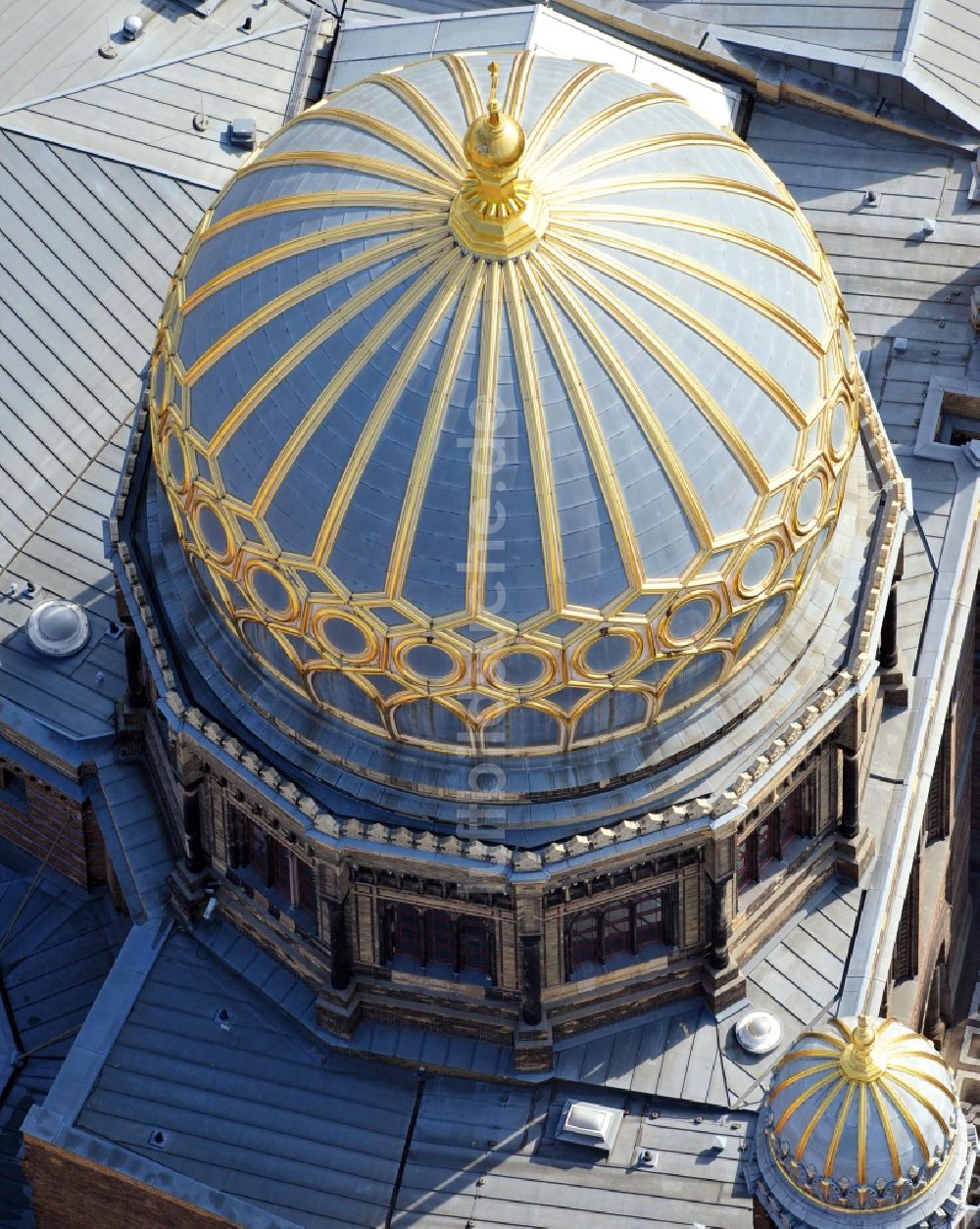 Luftbild Berlin - Synagogen- Gebäude der jüdischen Gemeinde Stiftung Neue Synagoge Berlin - Centrum Judaicum an der Oranienburger Straße im Ortsteil Mitte in Berlin, Deutschland