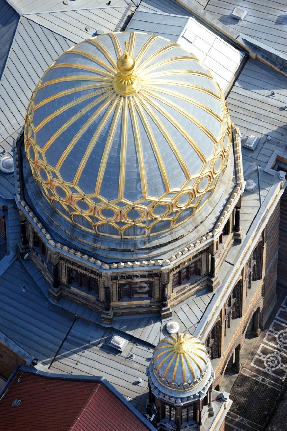 Berlin aus der Vogelperspektive: Synagogen- Gebäude der jüdischen Gemeinde Stiftung Neue Synagoge Berlin - Centrum Judaicum an der Oranienburger Straße im Ortsteil Mitte in Berlin, Deutschland