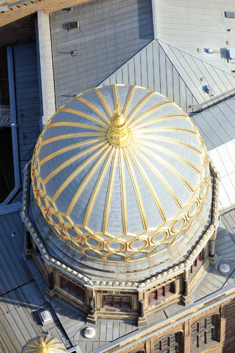 Luftaufnahme Berlin - Synagogen- Gebäude der jüdischen Gemeinde Stiftung Neue Synagoge Berlin - Centrum Judaicum an der Oranienburger Straße im Ortsteil Mitte in Berlin, Deutschland