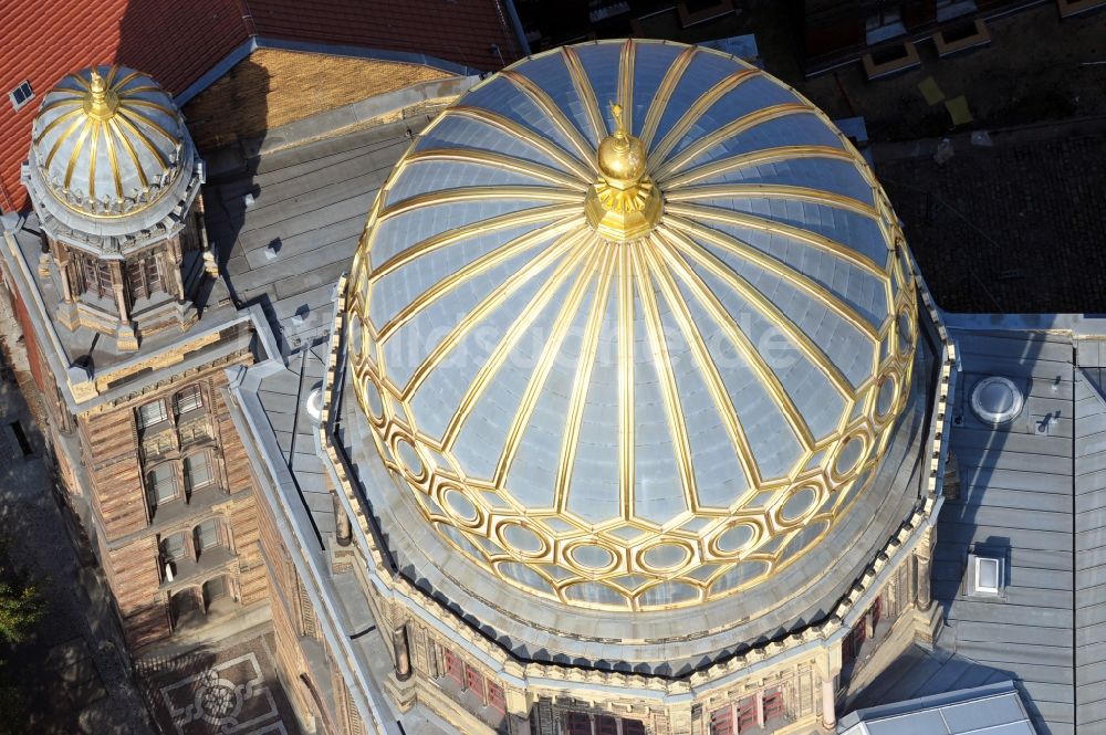 Berlin von oben - Synagogen- Gebäude der jüdischen Gemeinde Stiftung Neue Synagoge Berlin - Centrum Judaicum an der Oranienburger Straße im Ortsteil Mitte in Berlin, Deutschland