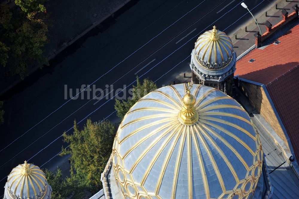 Berlin aus der Vogelperspektive: Synagogen- Gebäude der jüdischen Gemeinde Stiftung Neue Synagoge Berlin - Centrum Judaicum an der Oranienburger Straße im Ortsteil Mitte in Berlin, Deutschland