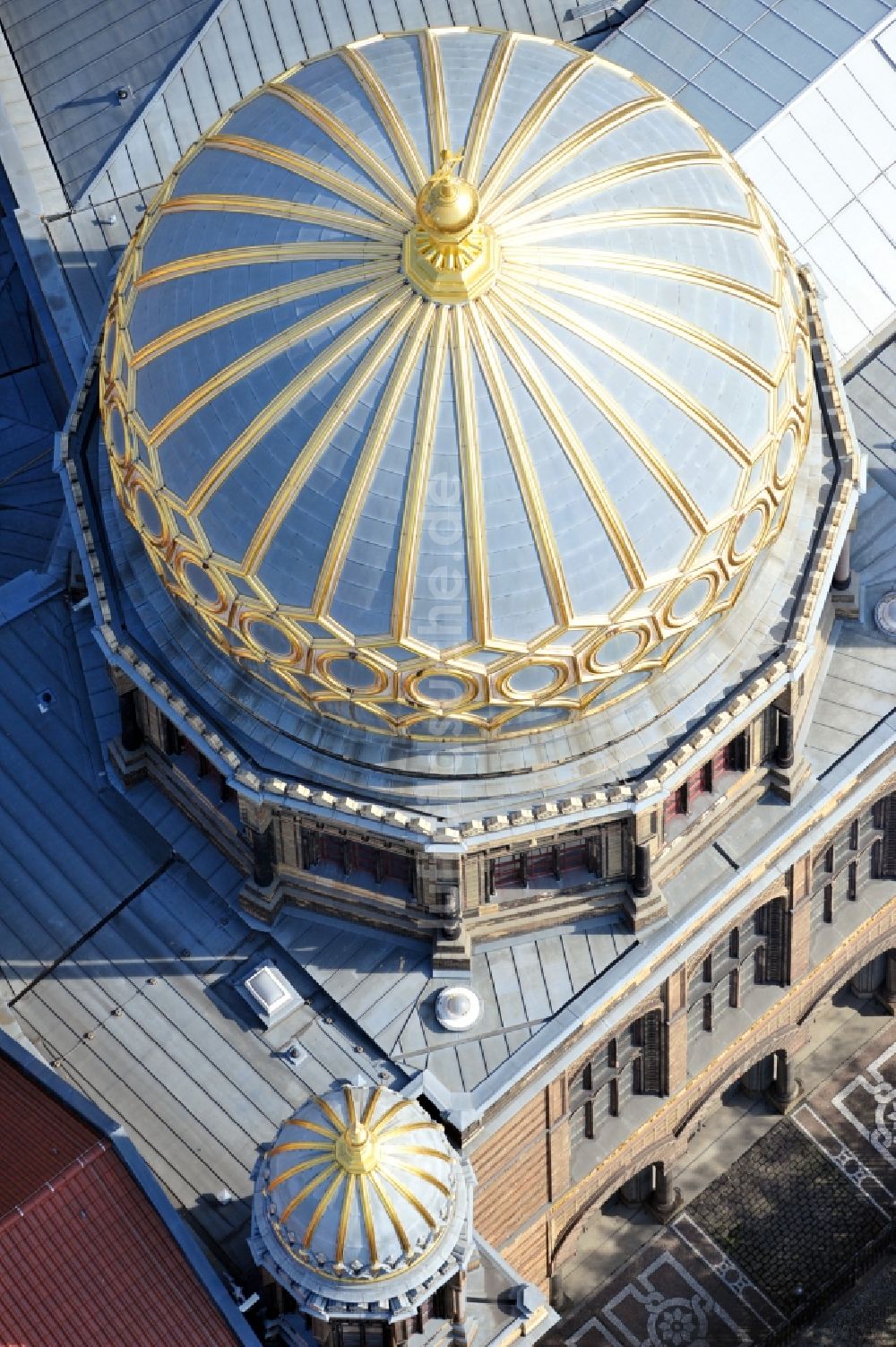 Luftbild Berlin - Synagogen- Gebäude der jüdischen Gemeinde Stiftung Neue Synagoge Berlin - Centrum Judaicum an der Oranienburger Straße im Ortsteil Mitte in Berlin, Deutschland