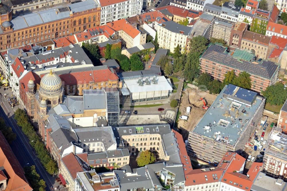 Luftaufnahme Berlin - Synagogen- Gebäude der jüdischen Gemeinde Stiftung Neue Synagoge Berlin - Centrum Judaicum an der Oranienburger Straße im Ortsteil Mitte in Berlin, Deutschland