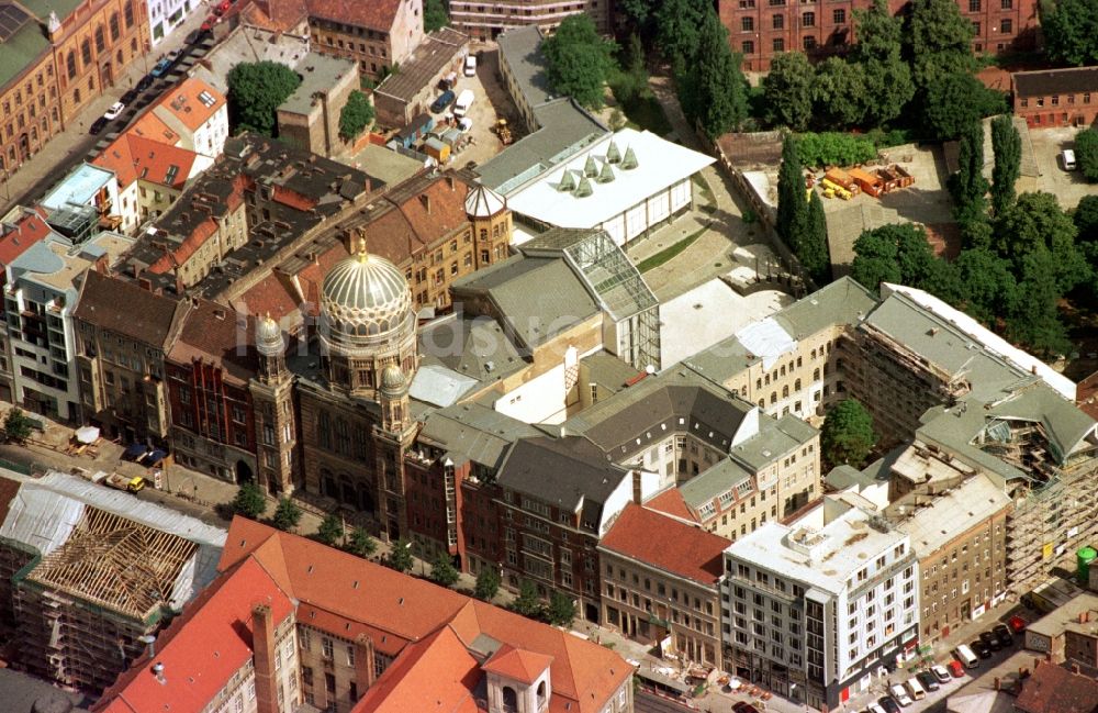 Berlin aus der Vogelperspektive: Synagogen- Gebäude der jüdischen Gemeinde Stiftung Neue Synagoge Berlin - Centrum Judaicum an der Oranienburger Straße im Ortsteil Mitte in Berlin, Deutschland