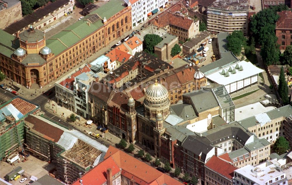 Luftbild Berlin - Synagogen- Gebäude der jüdischen Gemeinde Stiftung Neue Synagoge Berlin - Centrum Judaicum an der Oranienburger Straße im Ortsteil Mitte in Berlin, Deutschland