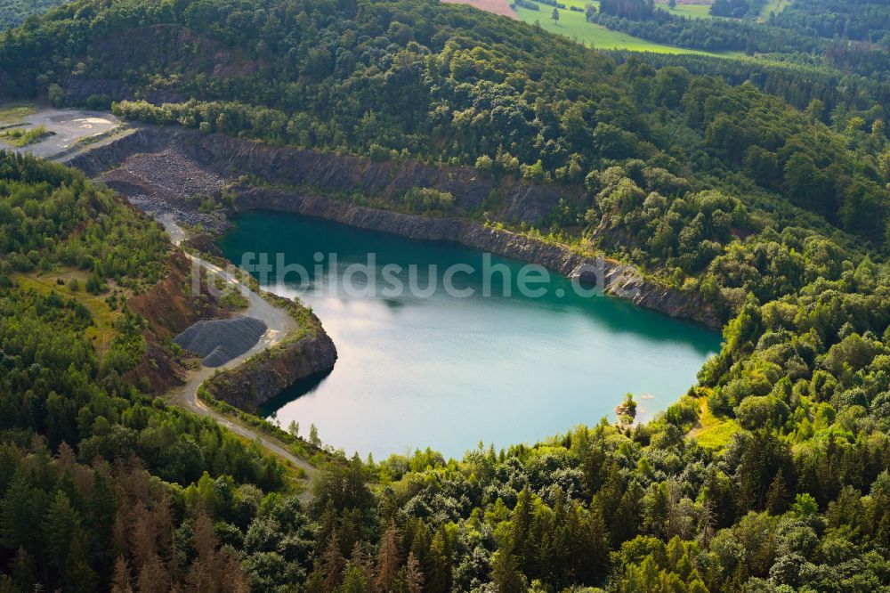 Kolba von oben - Tagebau Rekultivierung am See in einem Waldgebiet in Kolba im Bundesland Thüringen, Deutschland