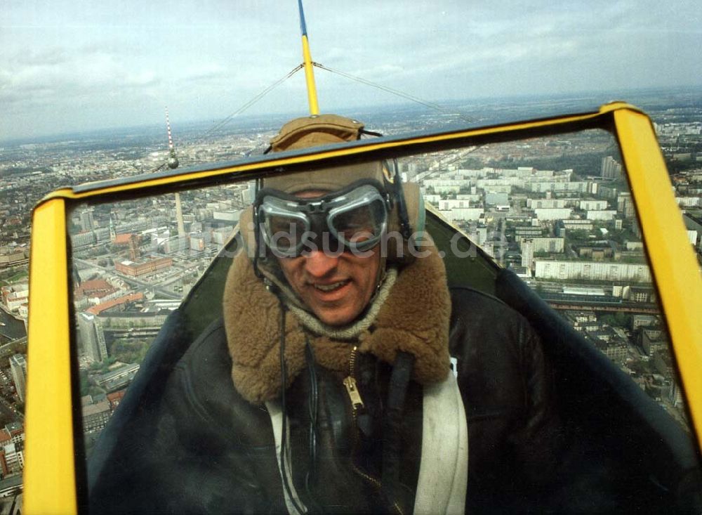 Berlin von oben - Take Off 92 Atlantiküberquerer Klaus Plasa fliegt eine Boeing Stearman 20.04.1992