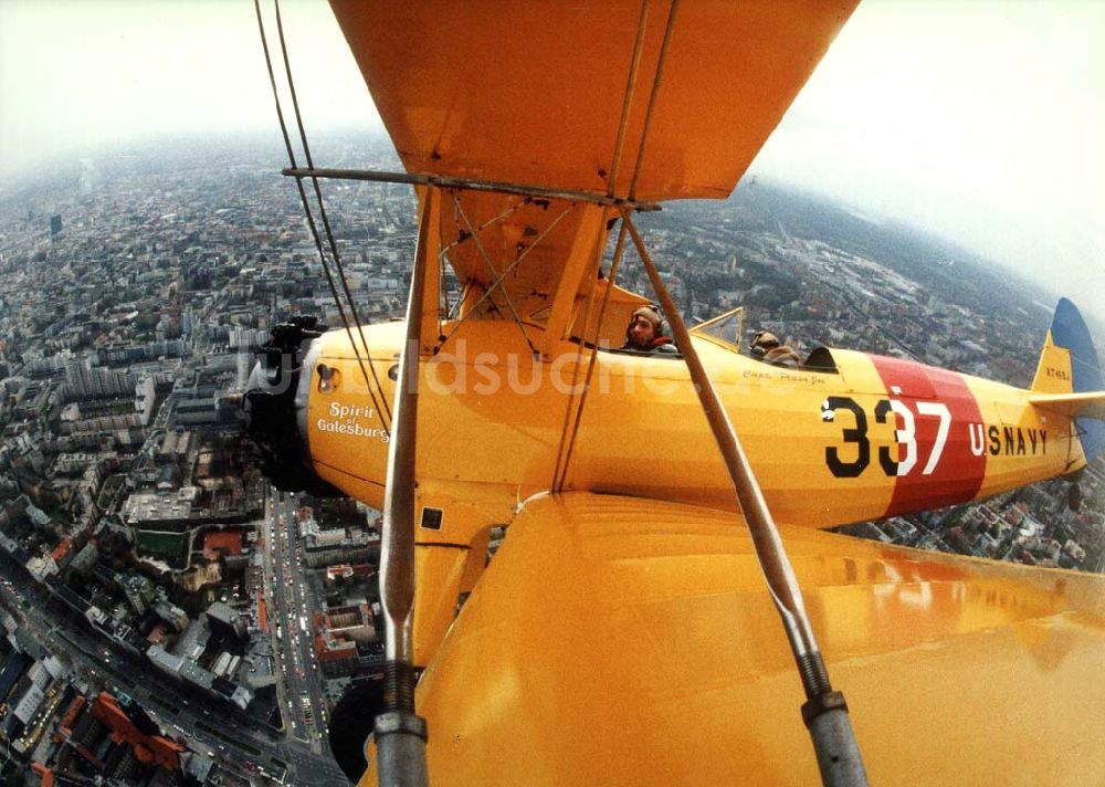 Berlin aus der Vogelperspektive: Take Off 92 Atlantiküberquerer Klaus Plasa fliegt eine Boeing Stearman 20.04.1992