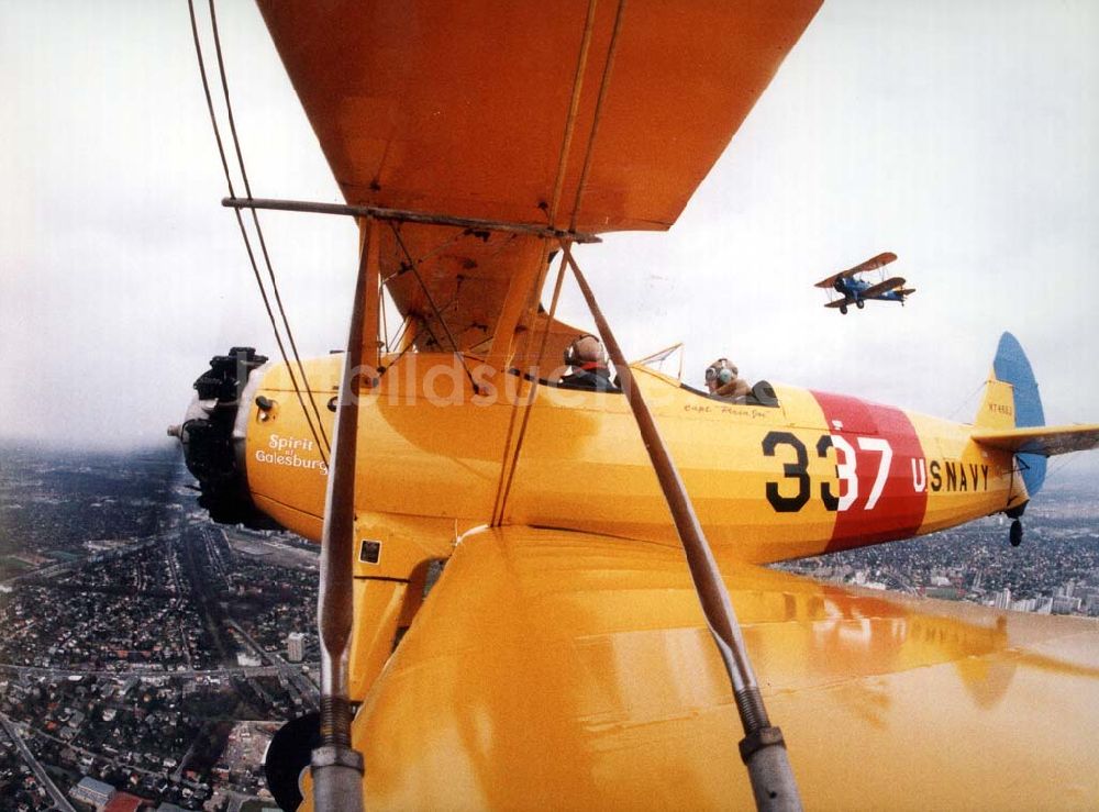 Luftbild Berlin - Take Off 92 Atlantiküberquerer Klaus Plasa fliegt eine Boeing Stearman 20.04.1992