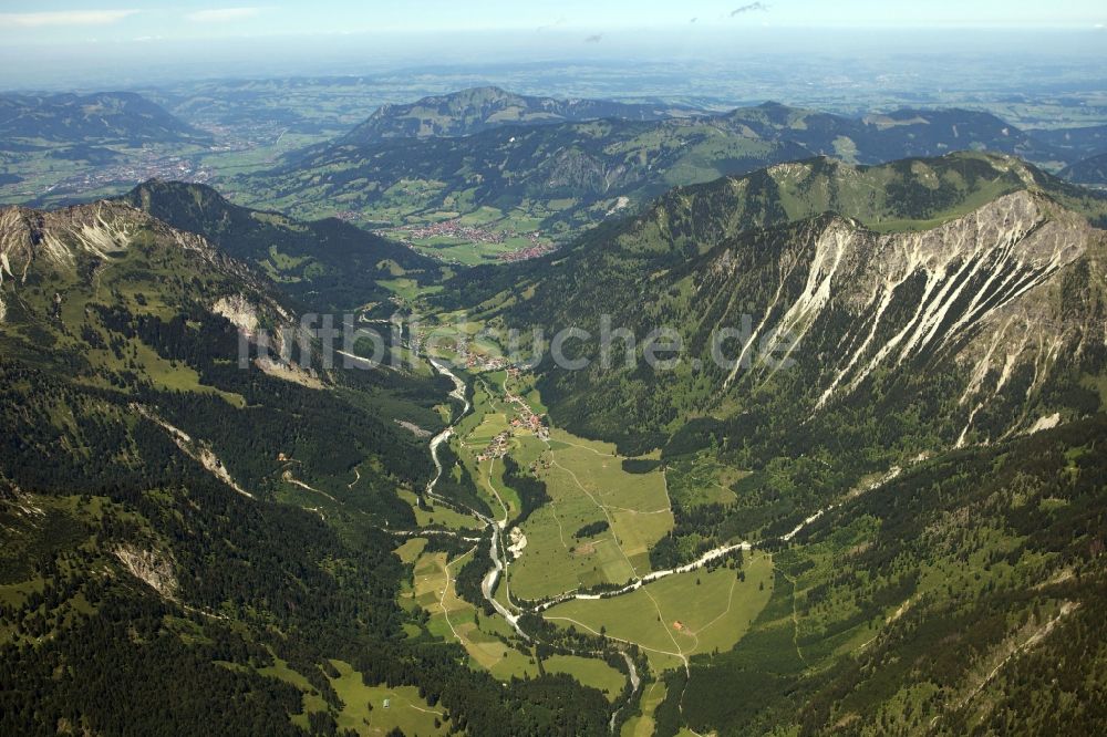 Oberstdorf von oben - Tal von Oberstdorf im Bundesland Bayern