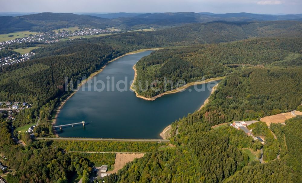 Allenbach von oben - Talsperren - Staudamm und Stausee in Allenbach im Bundesland Nordrhein-Westfalen, Deutschland