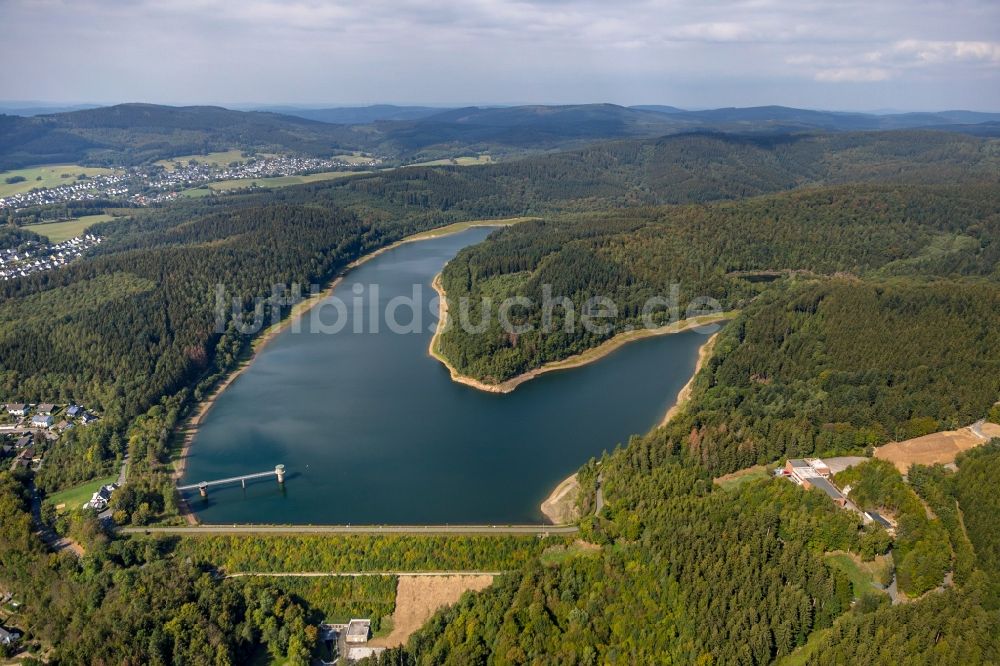 Allenbach aus der Vogelperspektive: Talsperren - Staudamm und Stausee in Allenbach im Bundesland Nordrhein-Westfalen, Deutschland