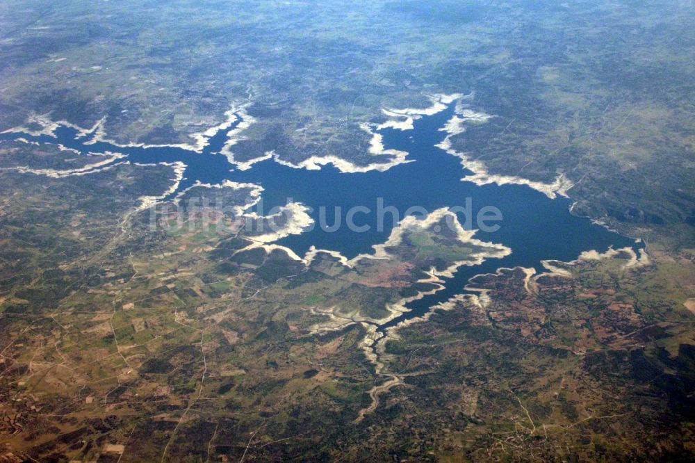 Luftaufnahme Monleras - Talsperren - Staudamm und Stausee Embalse de Almendra in Monleras in Castilla y León, Spanien