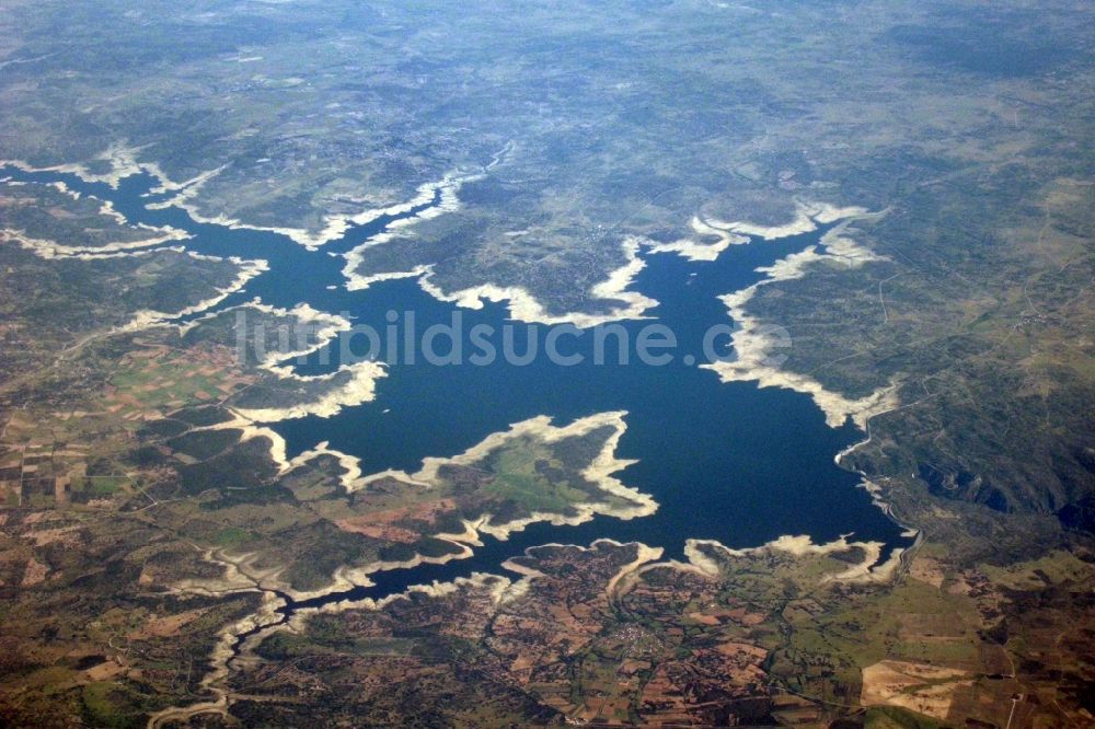 Monleras von oben - Talsperren - Staudamm und Stausee Embalse de Almendra in Monleras in Castilla y León, Spanien