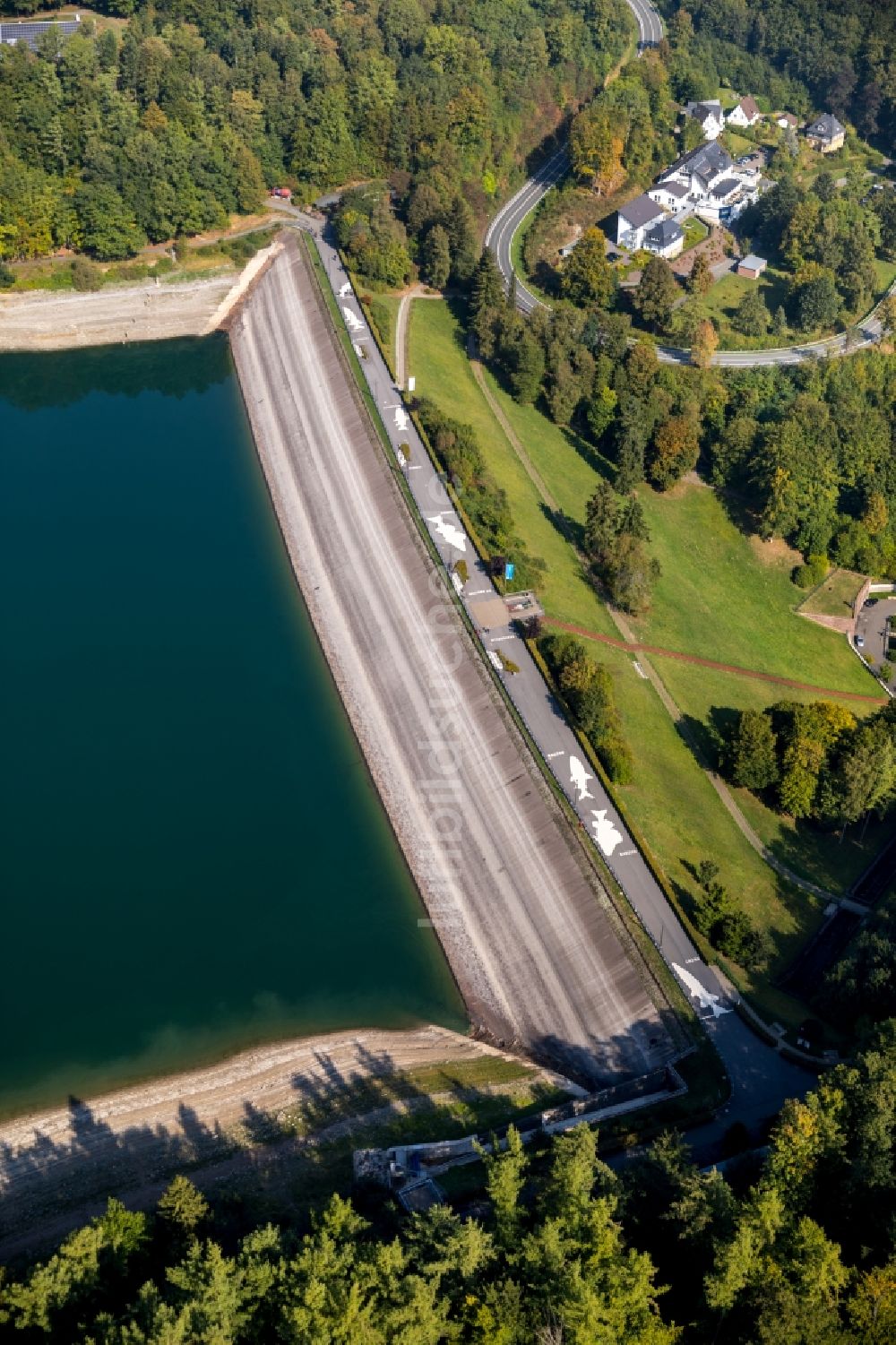 Meschede von oben - Talsperren - Staudamm und Stausee in Meschede im Bundesland Nordrhein-Westfalen, Deutschland