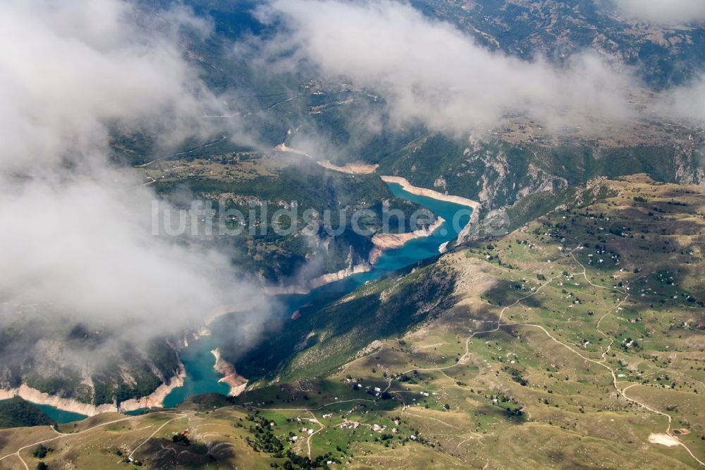 Plužine aus der Vogelperspektive: Talsperren - Staudamm und Stausee des Pivsko Jezero in Plužine in Montenegro