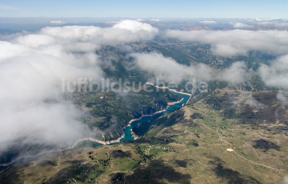 Luftbild Plužine - Talsperren - Staudamm und Stausee des Pivsko Jezero in Plužine in Montenegro