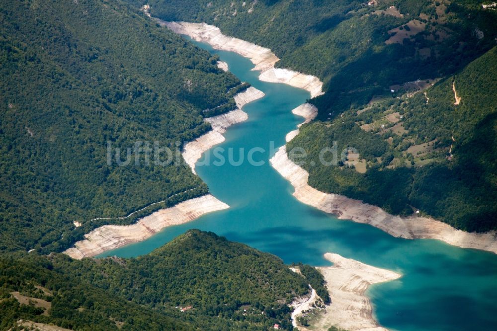 Luftaufnahme Plužine - Talsperren - Staudamm und Stausee des Pivsko Jezero in Plužine in Montenegro