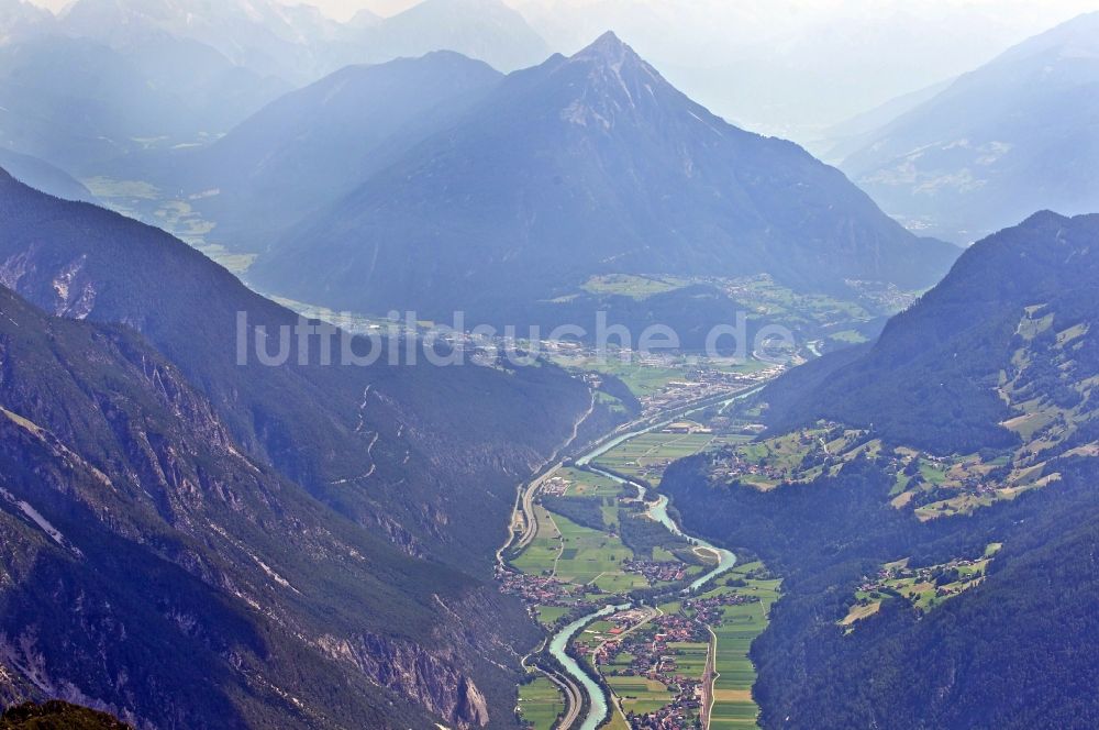 Prutz von oben - Talverlauf des Rechenpass am Ufer des Flußes Inn bei Prutz in Tyrol in Österreich