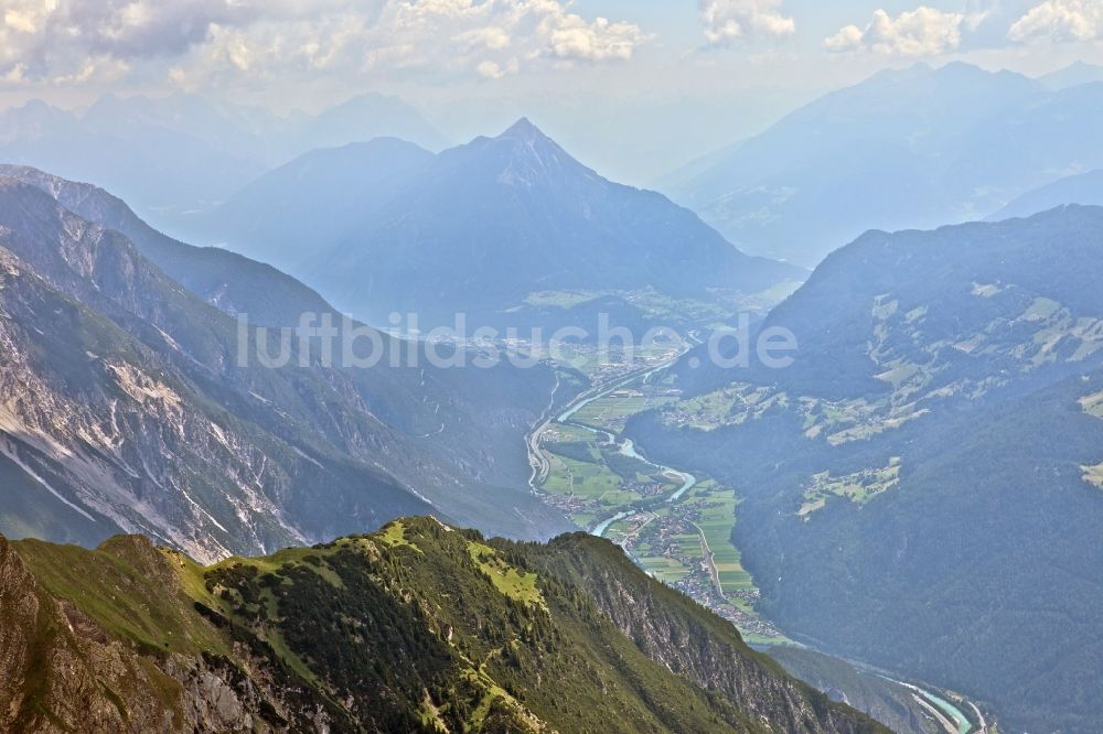 Prutz aus der Vogelperspektive: Talverlauf des Rechenpass am Ufer des Flußes Inn bei Prutz in Tyrol in Österreich