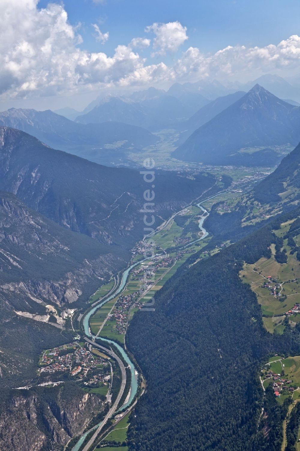 Luftaufnahme Prutz - Talverlauf des Rechenpass am Ufer des Flußes Inn bei Prutz in Tyrol in Österreich